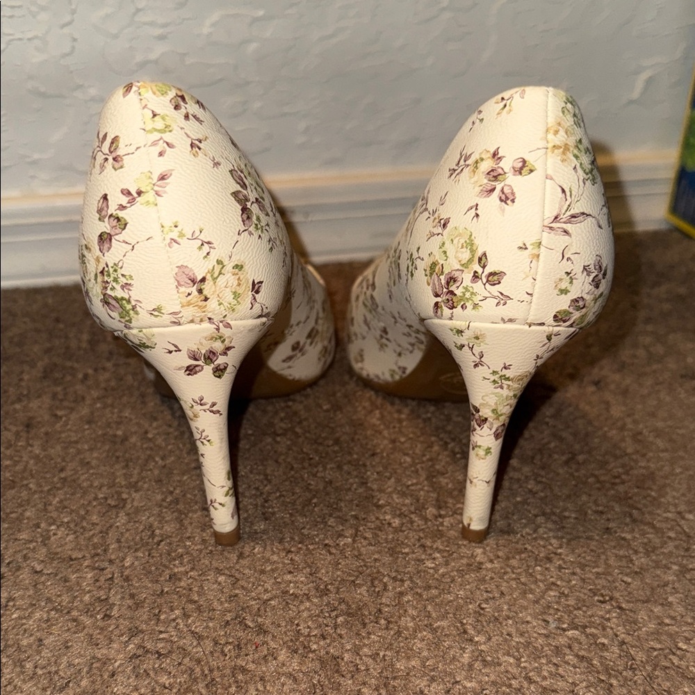 FIONI Clothing Cream Floral Heels - Picture 3 of 6
